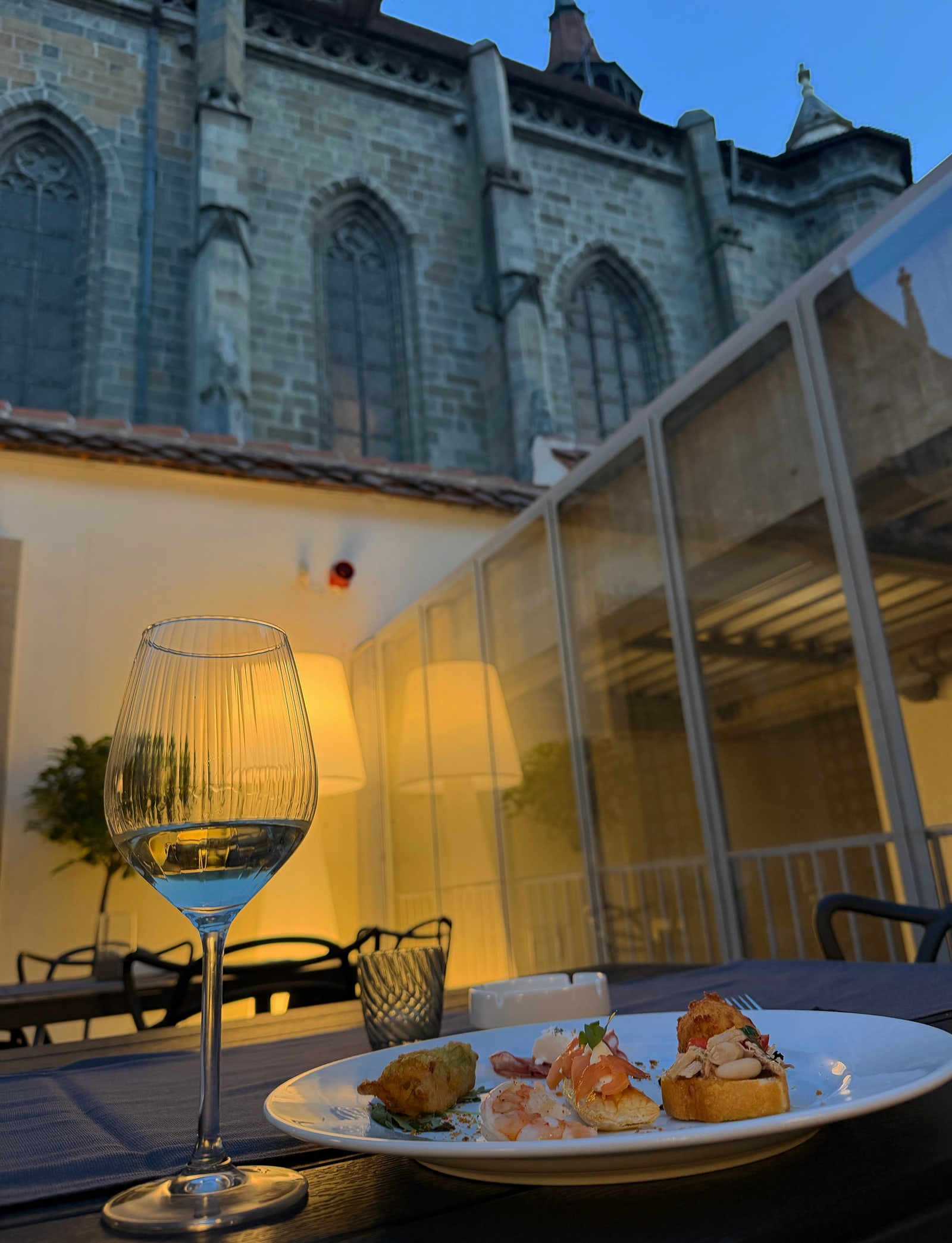 Vin și crostini pe terasa ORDO, lângă Biserica Neagră